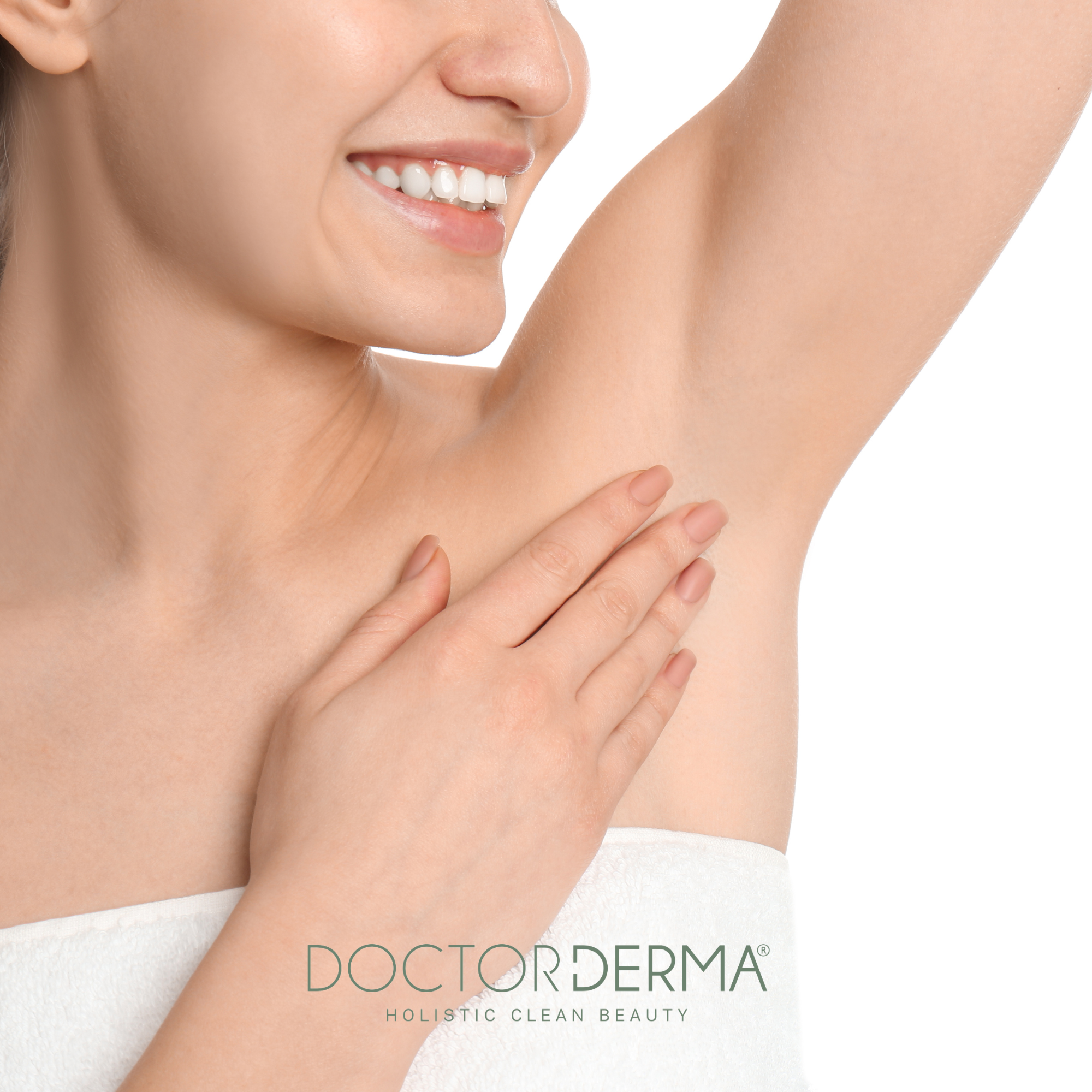 Eine lächelnde Frau zeigt ihre gepflegte, glatte Achselhaut nach der Anwendung der DOCTOR DERMA Natural Deo Creme. Sensitiver, 24h zuverlässiger Schutz vor Schweißgeruch mit dem Logo „DOCTOR DERMA HOLISTIC CLEAN BEAUTY“.