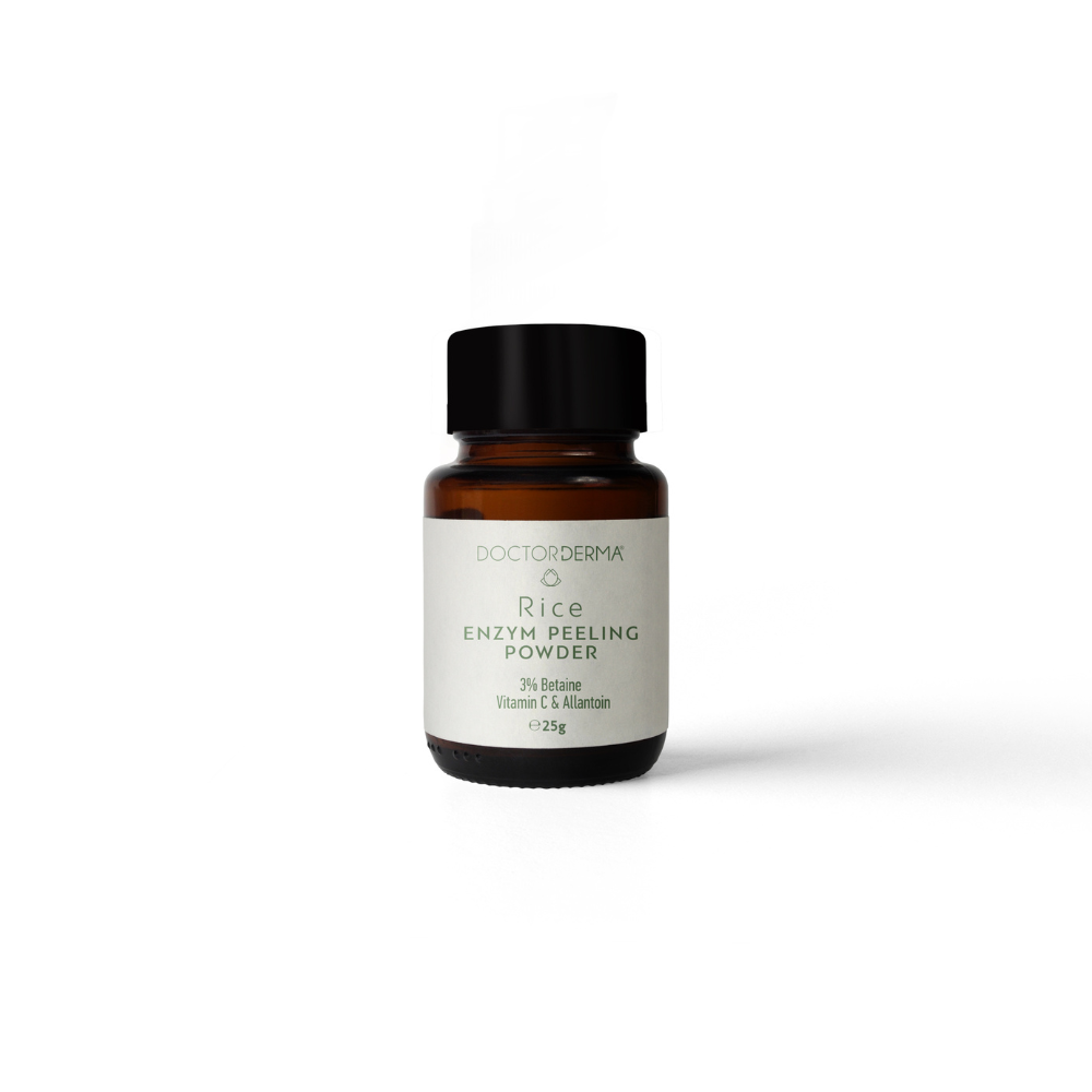 Doctor Derma Rice Enzym Peeling Powder in einer braunen Glasflasche mit schwarzem Deckel vor weißem Hintergrund.