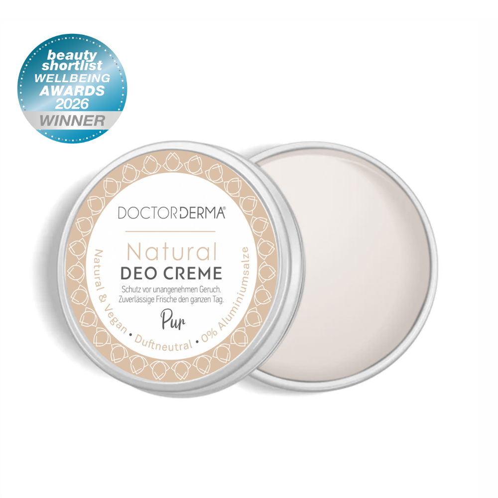 DOCTOR DERMA Natural Deo Creme Pur duftneutral in der geöffneten 45g Aluminiumdose auf weißem Grund. Extra sensitives, veganes Naturkosmetik-Deo ohne Aluminiumsalze, ausgezeichnet mit dem Beauty Shortlist Wellbeing Award 2026.