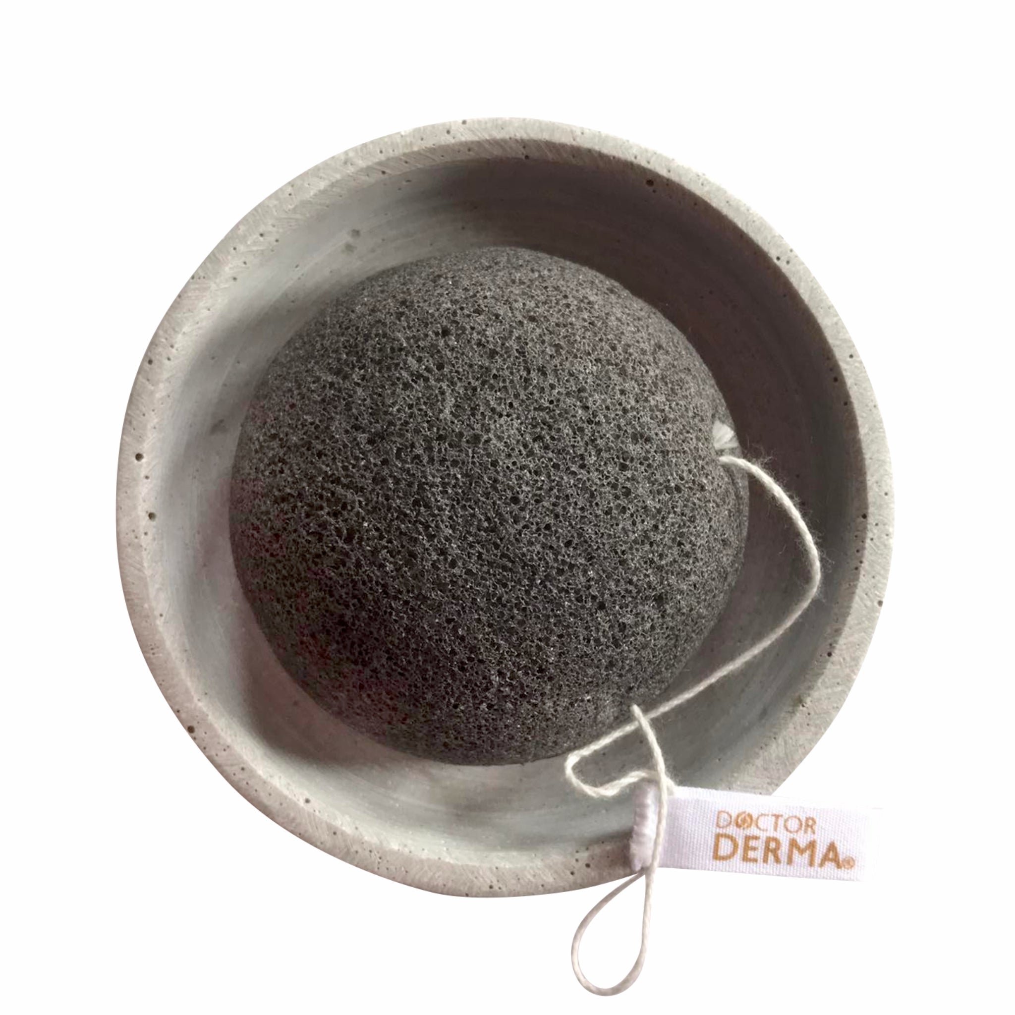 DOCTOR DERMA Konjak Schwamm mit Charcoal (Aktivkohle) in einer grauen Betonschale. Veganer, tiefenreinigender Gesichtsschwamm aus 100 % natürlicher Konjakwurzel zum Poren klären und zur Entfernung von Unreinheiten.