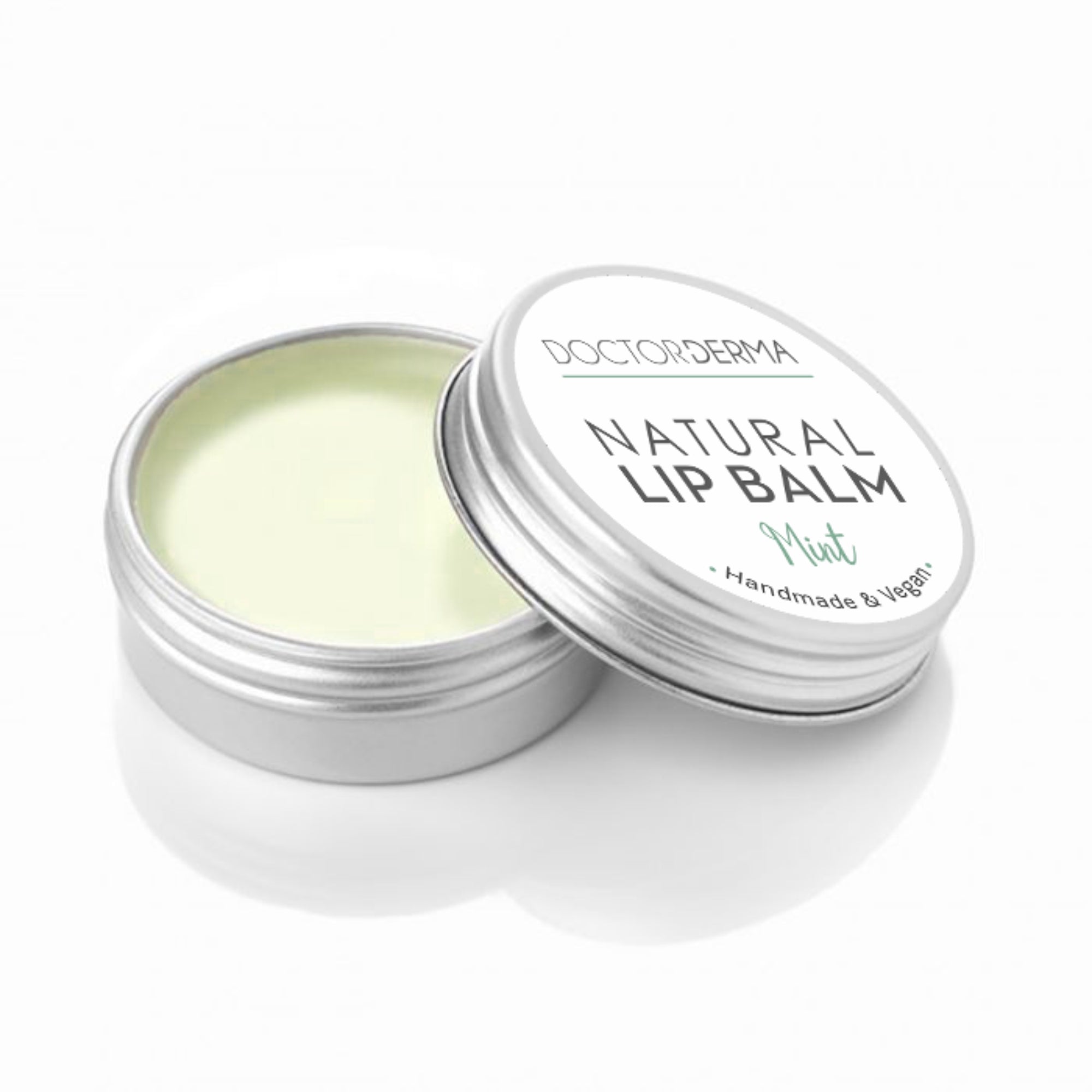 DOCTOR DERMA Natural Lip Balm Mint in der geöffneten, silbernen Metalldose auf weißem Grund. 100% veganer und natürlicher Lippenbalsam mit ätherischem Öl für trockene und spröde Lippen. Handgefertigte Lippenpflege mit transparentem Finish.