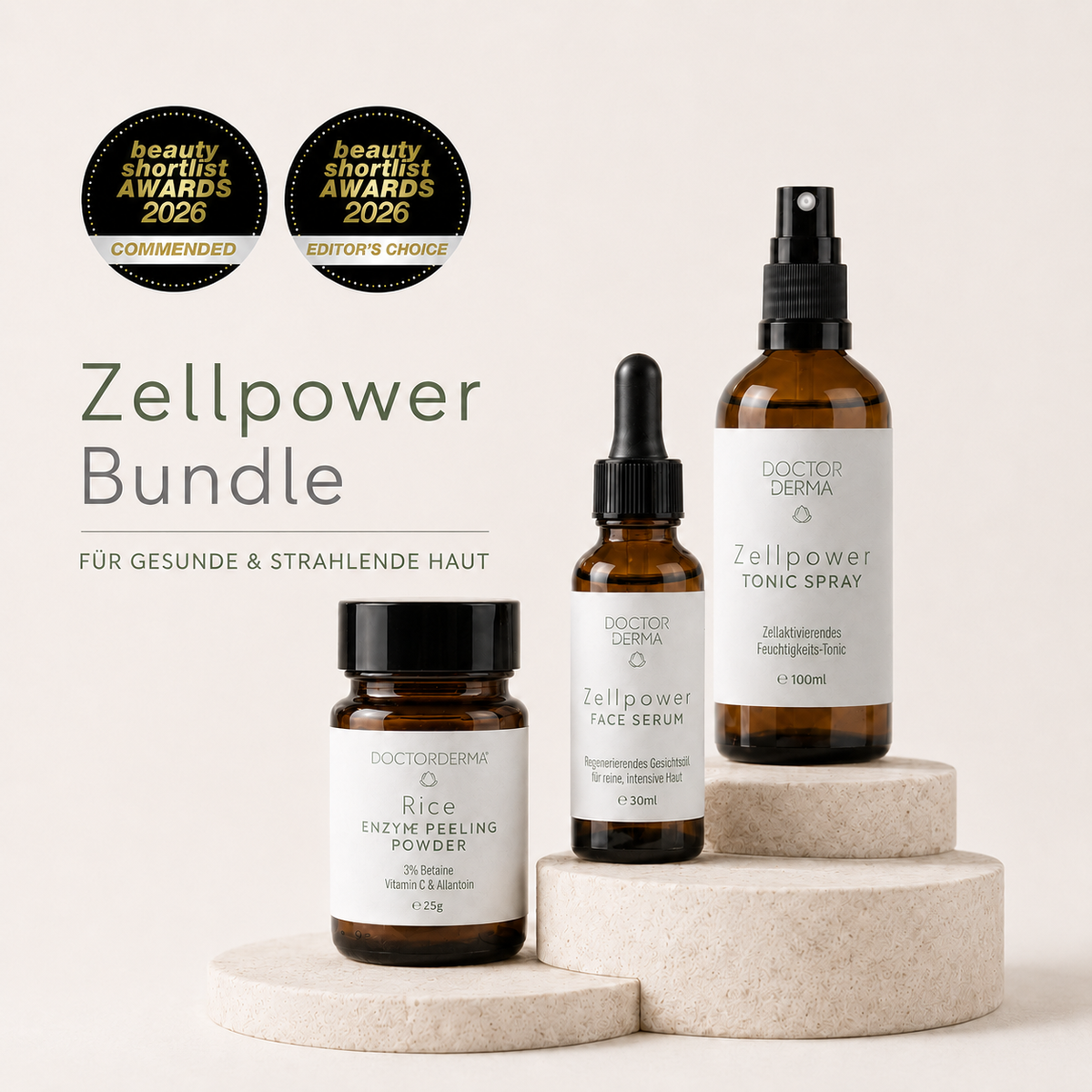 Doctor Derma Zellpower Bundle Hautpflege-Set auf beigen Podesten. Enthalten sind Rice Enzym Peeling Powder, Zellpower Face Serum und Tonic Spray. Links Text &