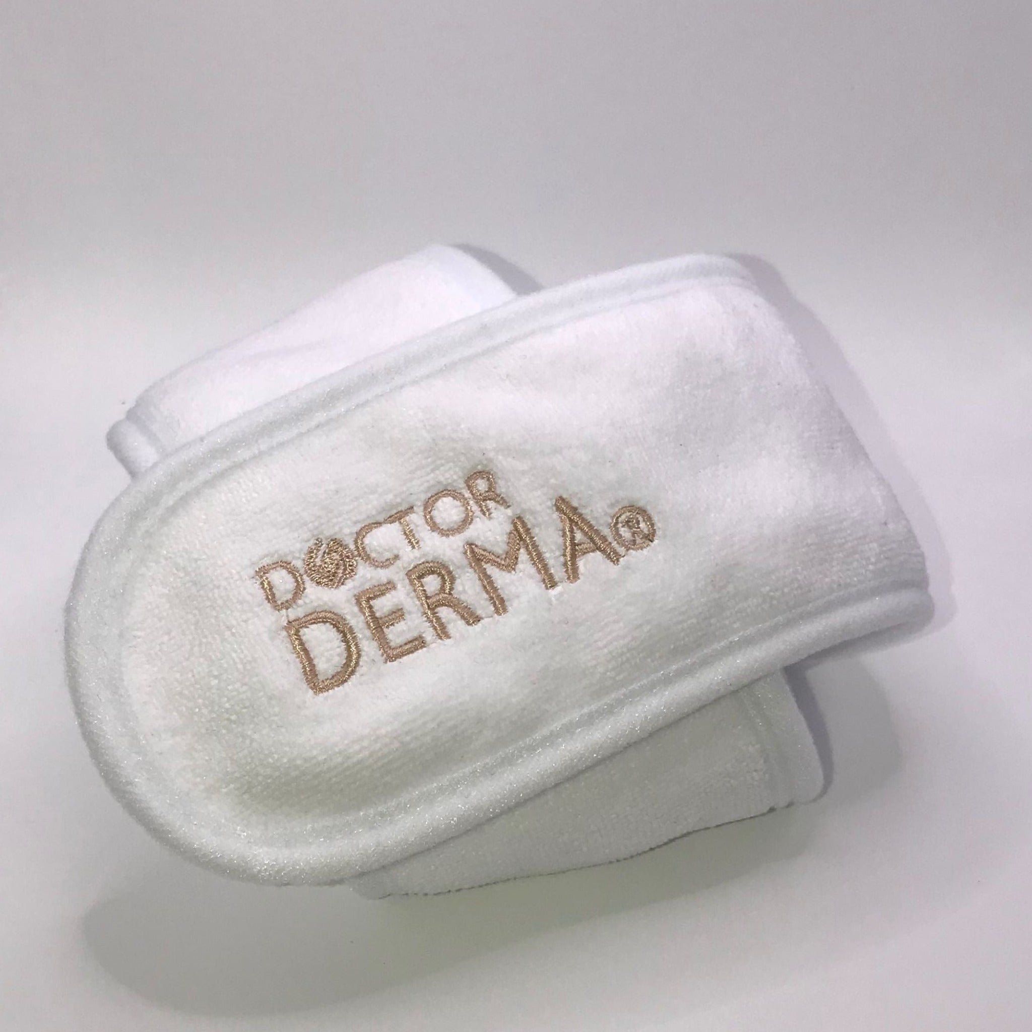 Wiederverwendbares DOCTOR DERMA Haarband aus weißer Baumwolle mit gesticktem Markenlogo. Elastisches Kosmetik-Haarband für die Gesichtsreinigung und Gesichtsmasken als nachhaltige Alternative zu Einwegprodukten.