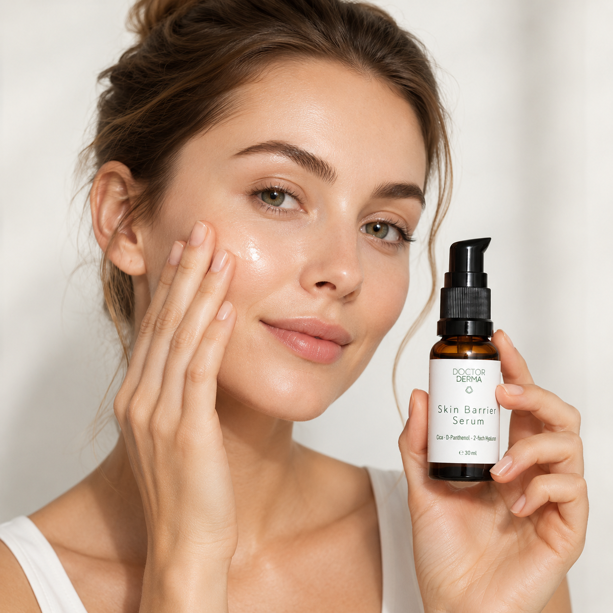 Frau trägt DOCTOR DERMA Skin Barrier Serum auf sensible Haut auf