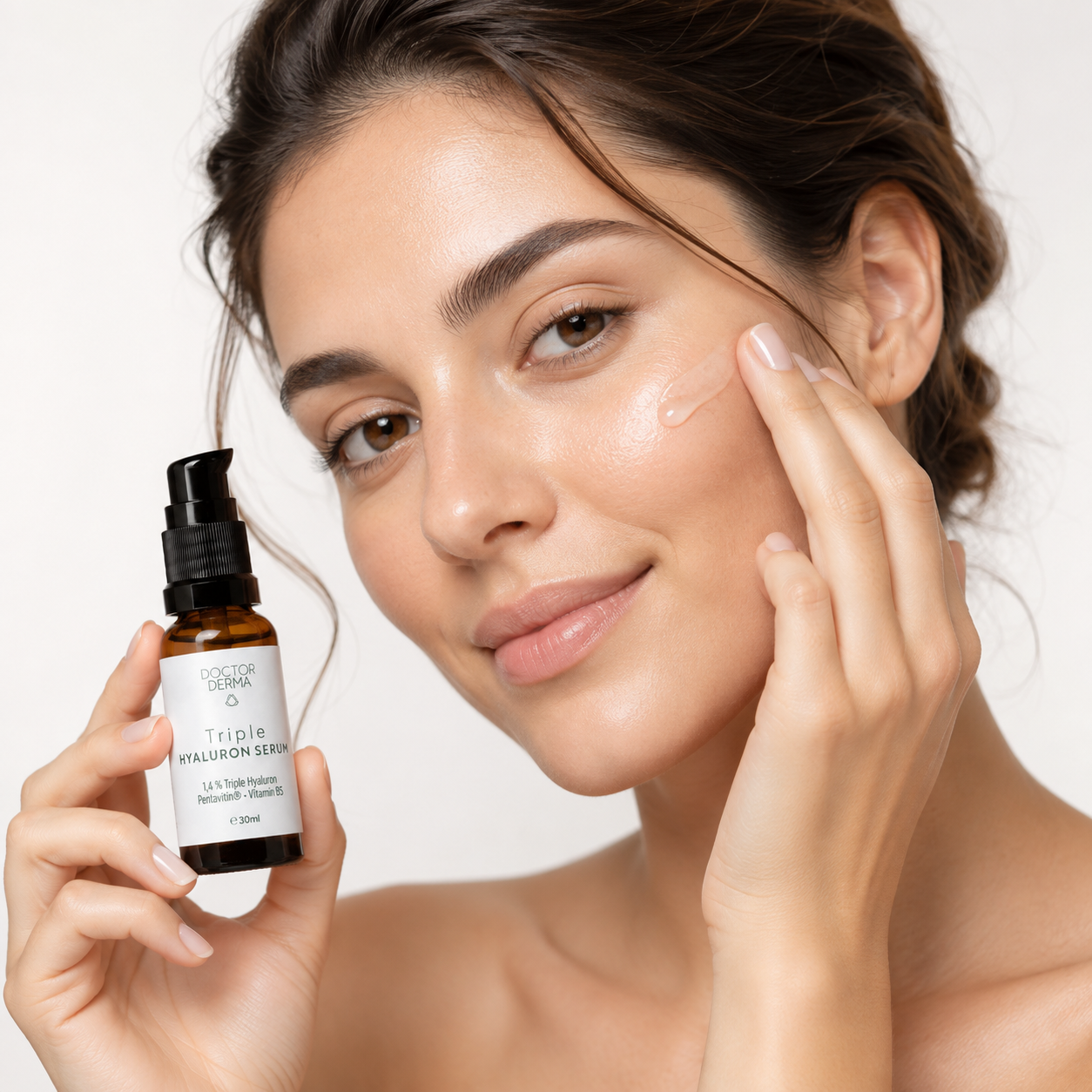 Frau trägt DOCTOR DERMA Triple Hyaluron Serum auf und zeigt das Feuchtigkeitsserum für prallere Haut