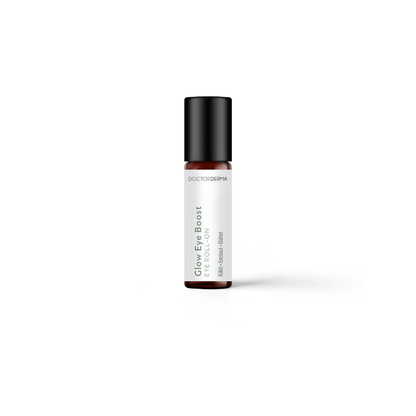DOCTOR DERMA Glow Eye Boost Serum Roll-on in einer Braunglasflasche mit schwarzem Verschluss auf weißem Hintergrund.