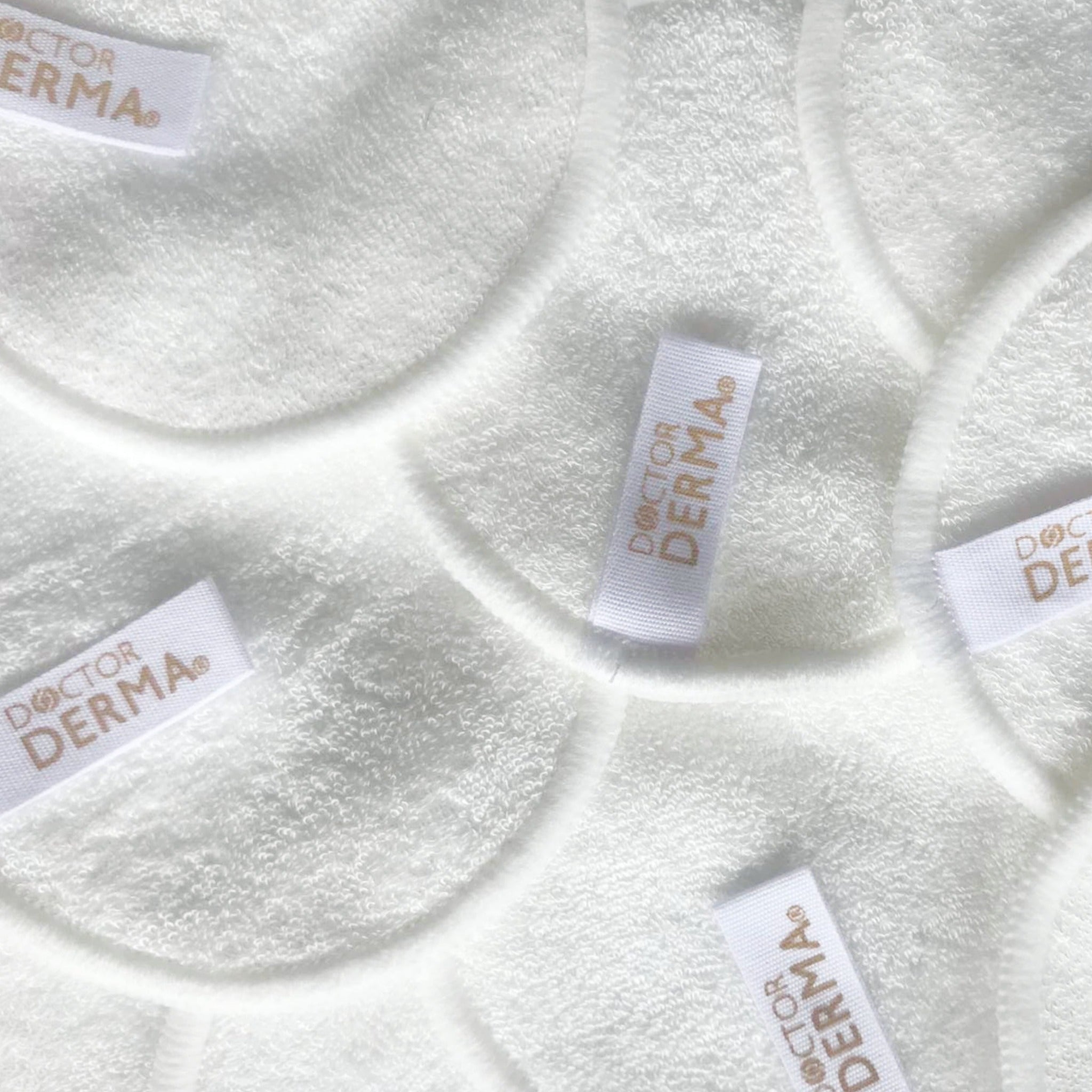 Wiederverwendbare DOCTOR DERMA Abschminkpads aus dem ECO Essential Set in der Nahaufnahme. Vegane, waschbare Reinigungspads aus weicher Baumwolle für eine plastikfreie Gesichtsreinigung bei allen Hauttypen.